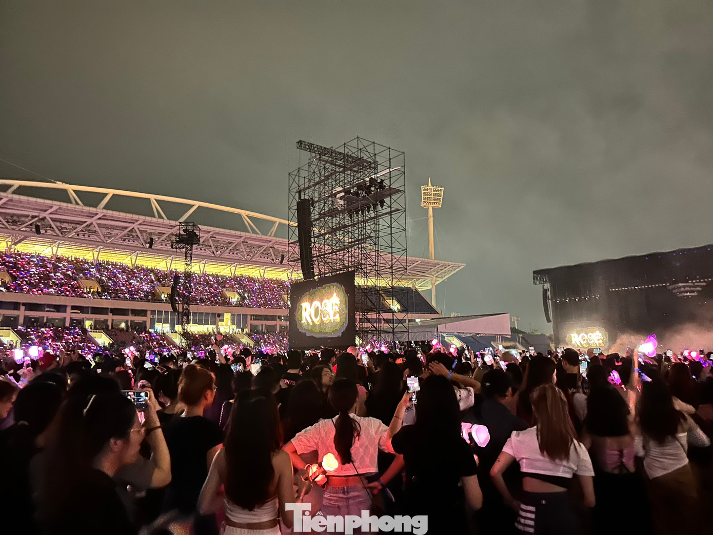 Khán đài sân Mỹ Đình được phủ đầy bằng sắc hồng. Khán giả cuồng nhiệt hát theo từng ca khúc của BlackPink. Khán đài sân Mỹ Đình được phủ đầy bằng sắc hồng. Khán giả cuồng nhiệt hát theo từng ca khúc của BlackPink.