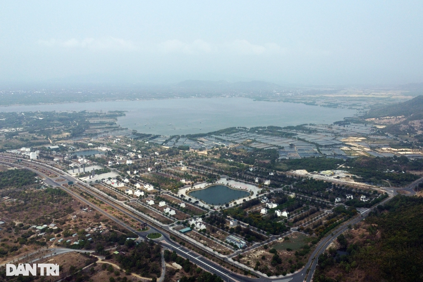 Một góc đầm Thủy Triều ở huyện Cam Lâm, dòng chảy của đầm này thông ra vịnh Cam Ranh. Diện tích mặt nước của đầm là khoảng 2.000ha và độ sâu trung bình khoảng 1-3m. Một góc đầm Thủy Triều ở huyện Cam Lâm, dòng chảy của đầm này thông ra vịnh Cam Ranh. Diện tích mặt nước của đầm là khoảng 2.000ha và độ sâu trung bình khoảng 1-3m.