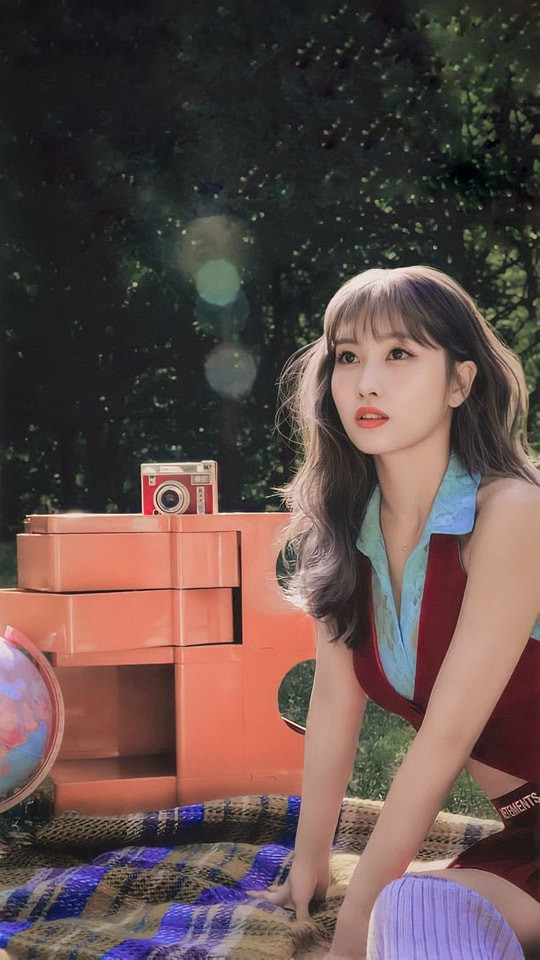 Trong thời gian tới, ngoài tư cách là thành viên TWICE, Momo ra mắt trong nhóm nhỏ tách ra từ TWICE mang tên MiSaMo cùng Mina và Sana. Nhóm nhỏ này quảng bá tại thị trường Nhật Bản, sau đó thực hiện chuyến lưu diễn vòng quanh thế giới. Ảnh: JYP.