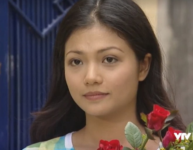 Cách đây 22 năm, vai Nhung của Kiều Anh trong Phía trước là bầu trời gây ấn tượng mạnh. Đạo diễn Đỗ Thanh Hải mời đích danh Kiều Anh vào vai Nhung. Trong vai sinh viên báo chí mới ra trường, Nhung sống những ngày tháng vui vẻ nhưng cũng lắm áp lực nơi xóm trọ của bác Toàn. Cách đây 22 năm, vai Nhung của Kiều Anh trong Phía trước là bầu trời gây ấn tượng mạnh. Đạo diễn Đỗ Thanh Hải mời đích danh Kiều Anh vào vai Nhung. Trong vai sinh viên báo chí mới ra trường, Nhung sống những ngày tháng vui vẻ nhưng cũng lắm áp lực nơi xóm trọ của bác Toàn.