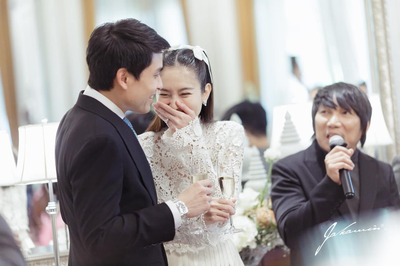 Doanh nhân Oak Phakwa Hongyok không giấu nổi nụ cười rạng rỡ khi sánh đôi bên vợ sắp cưới – Hoa hậu chuyển giới Nong Poy (tên khác là Poi Treechada) trong tiệc chia tay độc thân ngày 17/2. Doanh nhân Oak Phakwa Hongyok không giấu nổi nụ cười rạng rỡ khi sánh đôi bên vợ sắp cưới – Hoa hậu chuyển giới Nong Poy (tên khác là Poi Treechada) trong tiệc chia tay độc thân ngày 17/2.