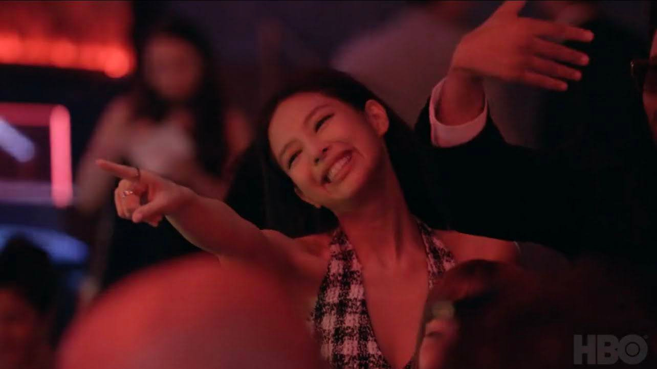 Jennie chỉ xuất hiện thoáng qua trong cảnh nhảy và sau đó cô được thay thế bằng vũ công châu Á khác. Ảnh: HBO.