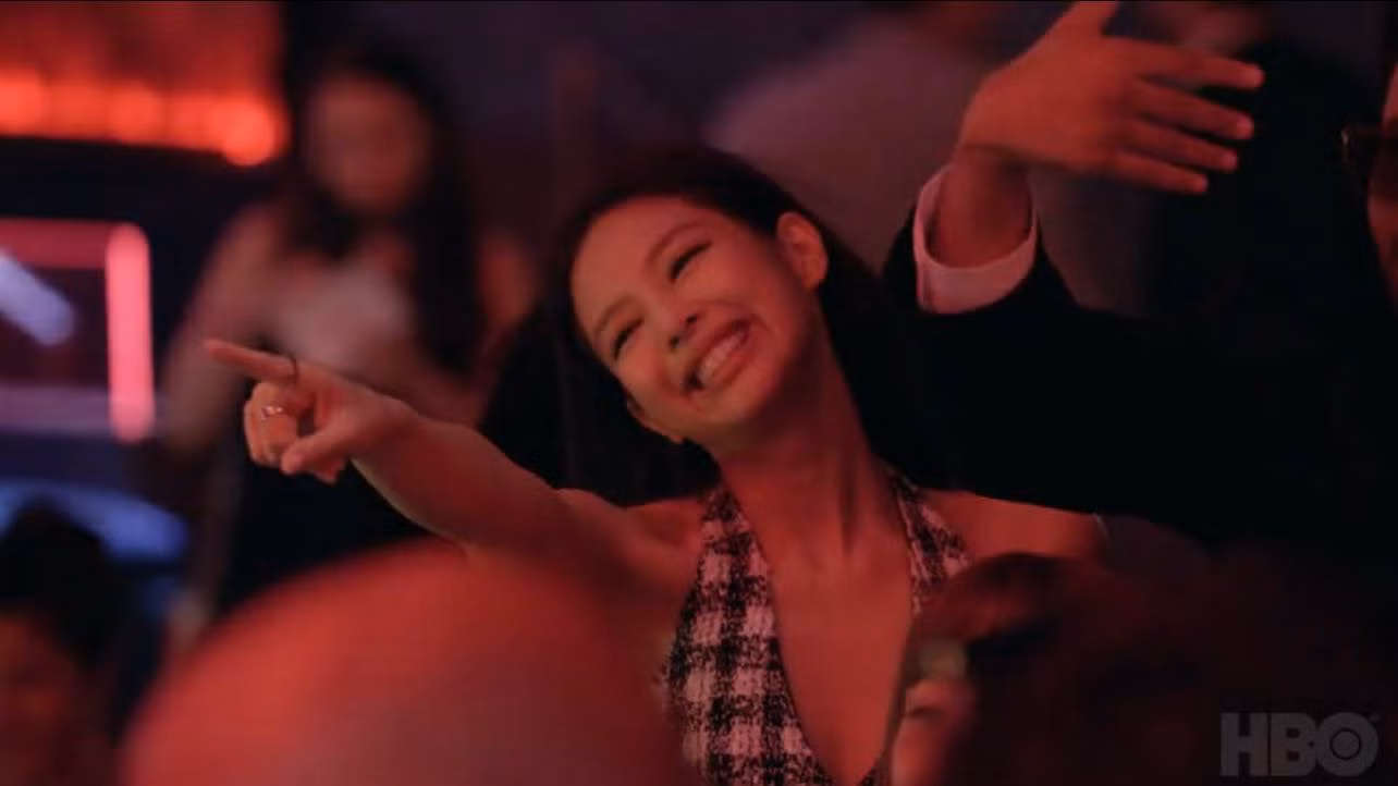 Jennie chỉ xuất hiện thoáng qua trong cảnh nhảy và sau đó cô được thay thế bằng vũ công châu Á khác. Ảnh: HBO. Jennie chỉ xuất hiện thoáng qua trong cảnh nhảy và sau đó cô được thay thế bằng vũ công châu Á khác. Ảnh: HBO.