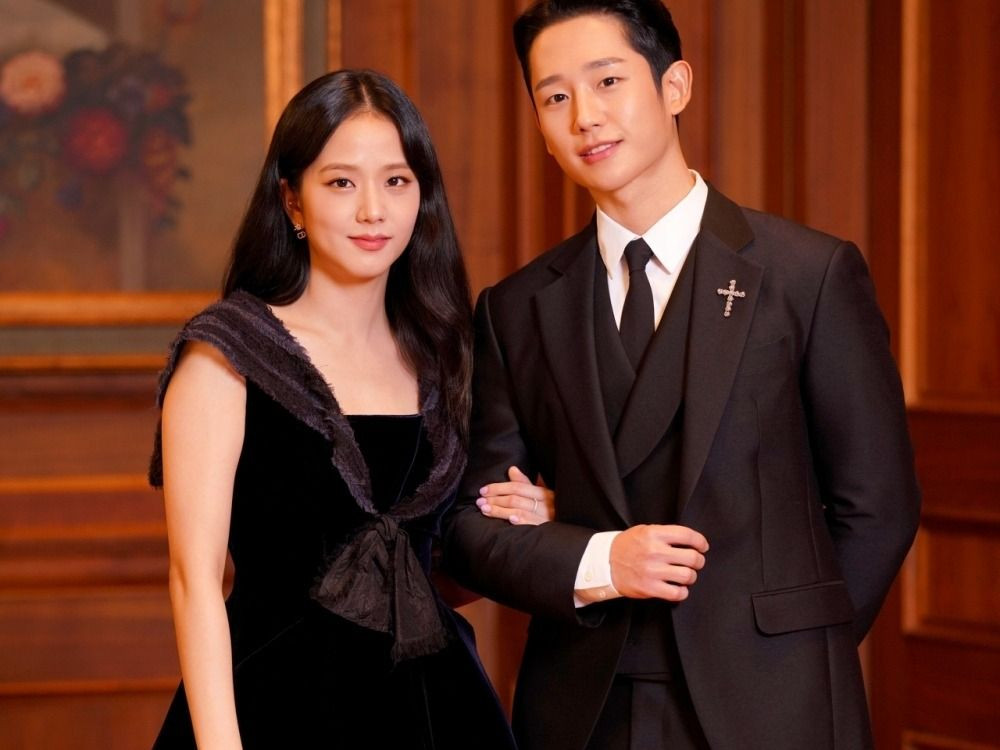 Jisoo dính tin đồn tình cảm với diễn viên Jung Hae In và ngôi sao bóng đá Son Heung Min. Jisoo dính tin đồn tình cảm với diễn viên Jung Hae In và ngôi sao bóng đá Son Heung Min.