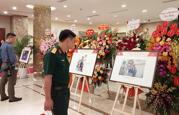 Đại biểu xem triển lãm tư liệu về chặng đường phát triển của Cục Báo chí. (Ảnh: Minh Thu/Vietnam+)