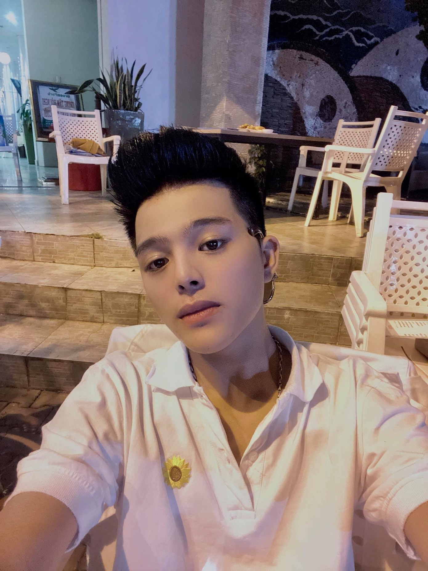 Sau nhiều năm, Quang Anh trở lại đường đua Vpop khi ra mắt ca khúc năm 2018 và đổi nghệ danh thành Quang Anh Rhyder. Nam ca sĩ công khai chuyện phẫu thuật thẩm mỹ và chia sẻ đó là việc bản thân muốn và cần phải làm. Nam ca sĩ cho biết giọng hát và gương mặt là hai điểm khiến cậu cảm thấy tự ti vì thấy bản thân còn nhiều thiếu sót. Mất 2 năm để Quang Anh đưa ra quyết định này, anh bộc bạch muốn khán giả của mình có phần nghe ổn và phần nhìn cũng vậy. Sau nhiều năm, Quang Anh trở lại đường đua Vpop khi ra mắt ca khúc năm 2018 và đổi nghệ danh thành Quang Anh Rhyder. Nam ca sĩ công khai chuyện phẫu thuật thẩm mỹ và chia sẻ đó là việc bản thân muốn và cần phải làm. Nam ca sĩ cho biết giọng hát và gương mặt là hai điểm khiến cậu cảm thấy tự ti vì thấy bản thân còn nhiều thiếu sót. Mất 2 năm để Quang Anh đưa ra quyết định này, anh bộc bạch muốn khán giả của mình có phần nghe ổn và phần nhìn cũng vậy.