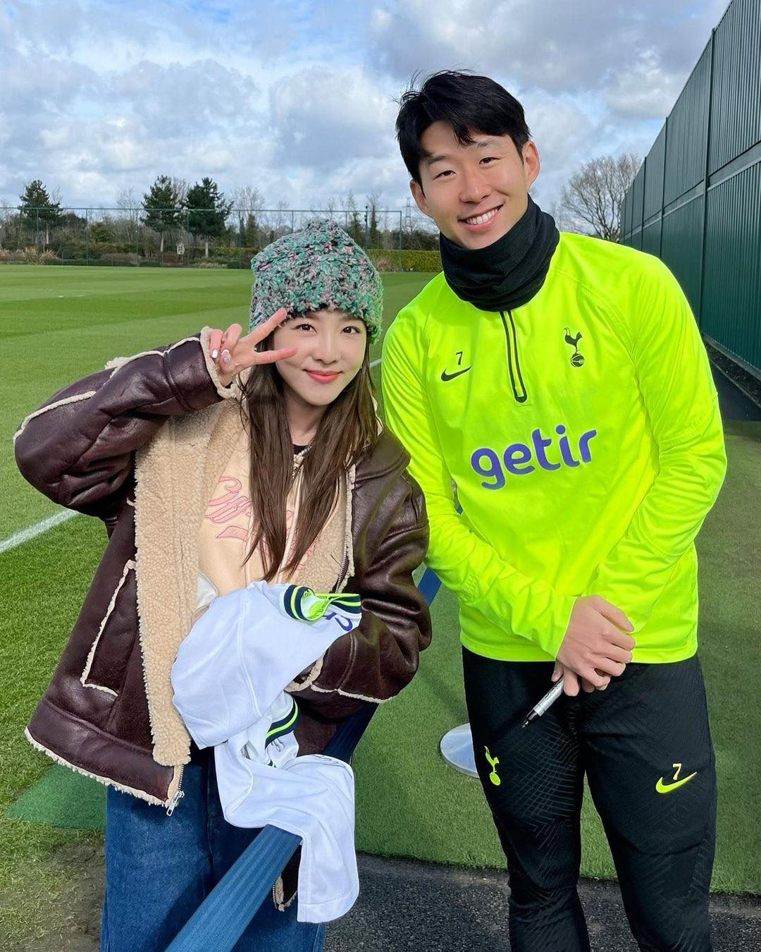 Dara chụp ảnh cùng các cầu thủ Tottenham Hotspur. Ảnh: IG.