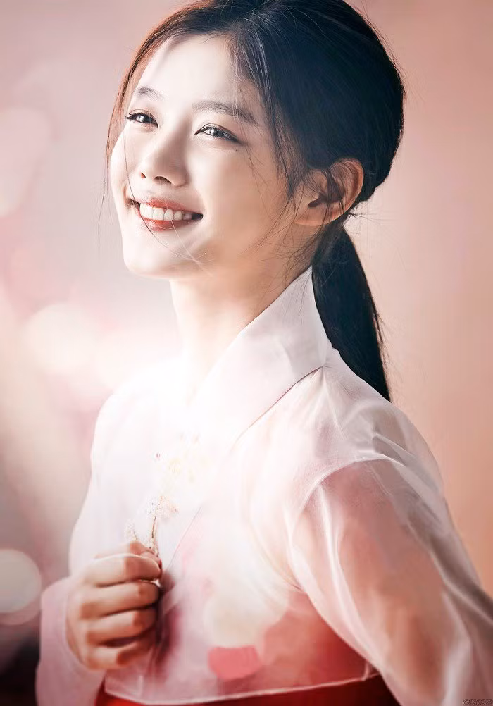 Năm 19 tuổi, gia tài phim ảnh của “em gái quốc dân” Kim Yoo Jung đã hơn 50 phim truyền hình và điện ảnh, 70 lần đóng quảng cáo. Với dòng phim cổ trang, diễn viên gây ấn tượng mạnh, toát lên vẻ tao nhã, duyên dáng trong bộ hanbok truyền thống. Từ đây cô có thêm danh xưng “nữ thần cổ trang thế hệ mới”, nổi bật là tác phẩm Mây họa ánh trăng (Moonlight Drawn by Clouds) năm 2016 đóng cùng Park Bo Gum.