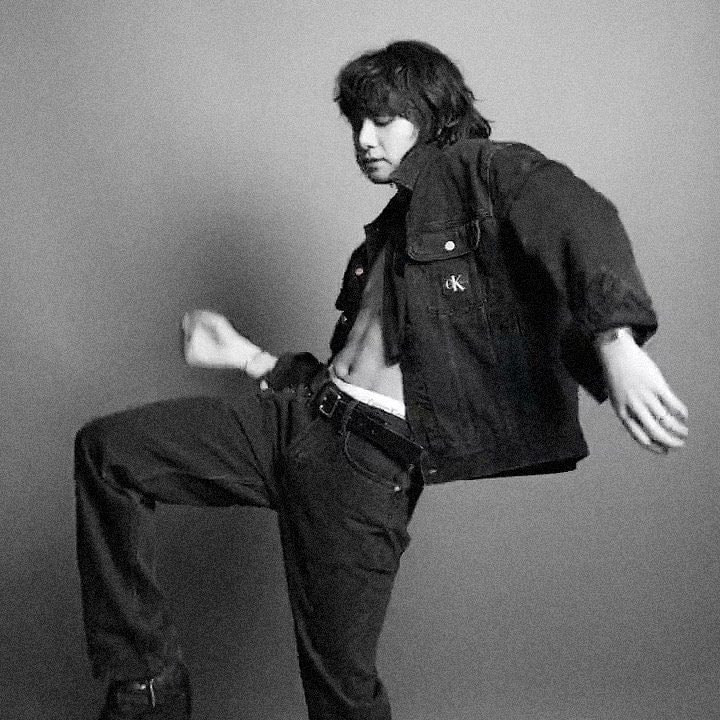 Jonathan Bottomley, giám đốc tiếp thị toàn cầu cho biết: “Chiến dịch mùa thu này là sự tôn vinh các sản phẩm mang tính biểu tượng nhất của Calvin Klein, với sự góp mặt của các đại sứ thương hiệu đang định hình văn hóa ngày nay. Đây là lần lặp lại tiếp theo trong chiến lược của chúng tôi nhằm định hình lại hình ảnh của thương hiệu, lấy lại những giá trị cốt lõi của sự tự tin và gợi cảm, đồng thời khơi dậy khả năng sáng tạo văn hóa độc đáo của hãng”. Bằng cách mời những ngôi sao mang tính biểu tượng và có sức ảnh hưởng nhất của thế hệ này, hãng đang nhắm đến người tiêu dùng trẻ yêu thích thời trang và sự năng động. Jonathan Bottomley, giám đốc tiếp thị toàn cầu cho biết: “Chiến dịch mùa thu này là sự tôn vinh các sản phẩm mang tính biểu tượng nhất của Calvin Klein, với sự góp mặt của các đại sứ thương hiệu đang định hình văn hóa ngày nay. Đây là lần lặp lại tiếp theo trong chiến lược của chúng tôi nhằm định hình lại hình ảnh của thương hiệu, lấy lại những giá trị cốt lõi của sự tự tin và gợi cảm, đồng thời khơi dậy khả năng sáng tạo văn hóa độc đáo của hãng”. Bằng cách mời những ngôi sao mang tính biểu tượng và có sức ảnh hưởng nhất của thế hệ này, hãng đang nhắm đến người tiêu dùng trẻ yêu thích thời trang và sự năng động.