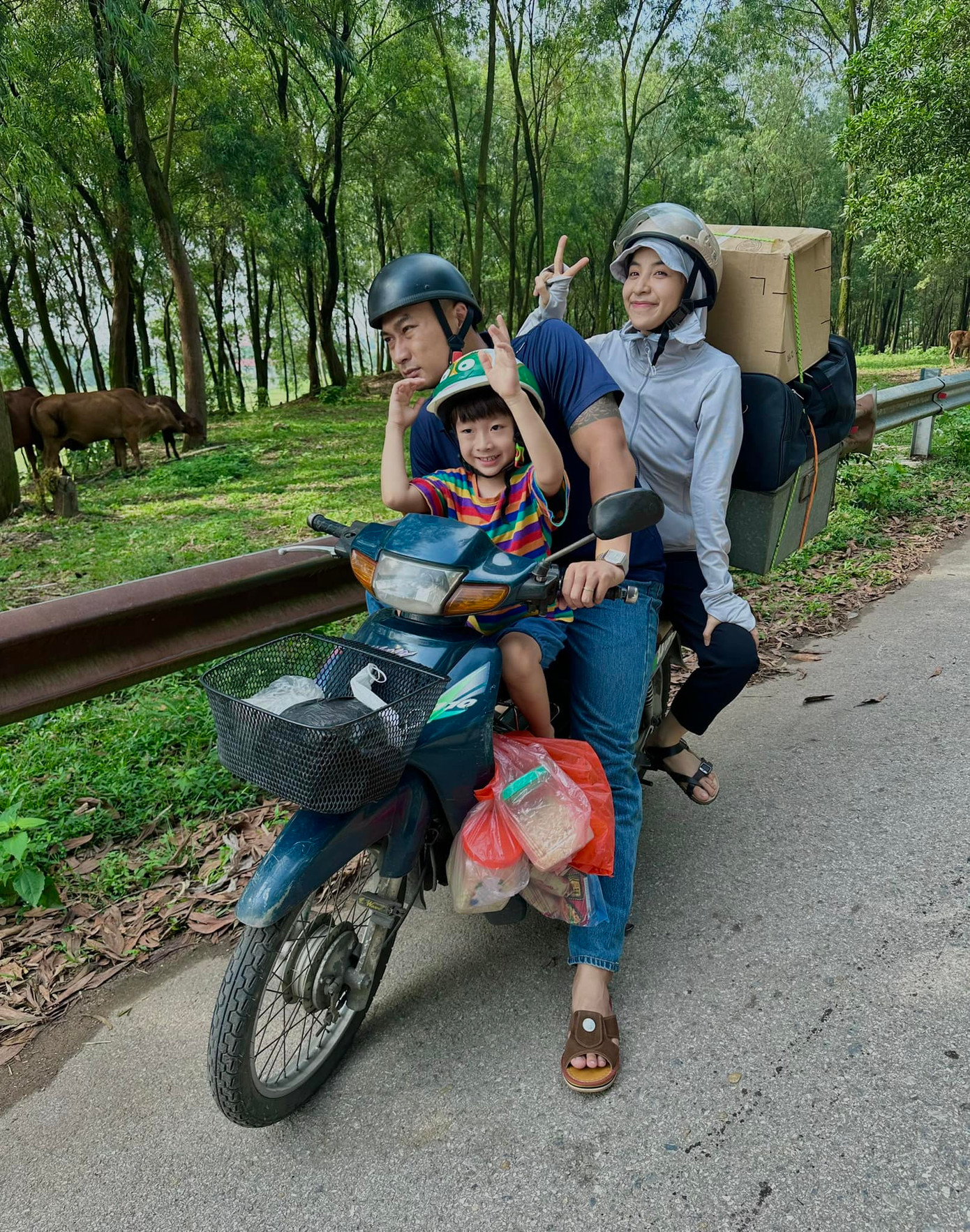 Ở môi trường công ty may, Hoài gặp nhiều rắc rối với đồng nghiệp, quản đốc. Cô bị bạn thân hiểu lầm, nhiều người tỵ nạnh, xa lánh, lan truyền tin cô cặp kè với cấp trên là Hùng (Tiến Lộc). Thậm chí, Hoài còn bị quản đốc cố tình hãm hiếp nhưng không thành.