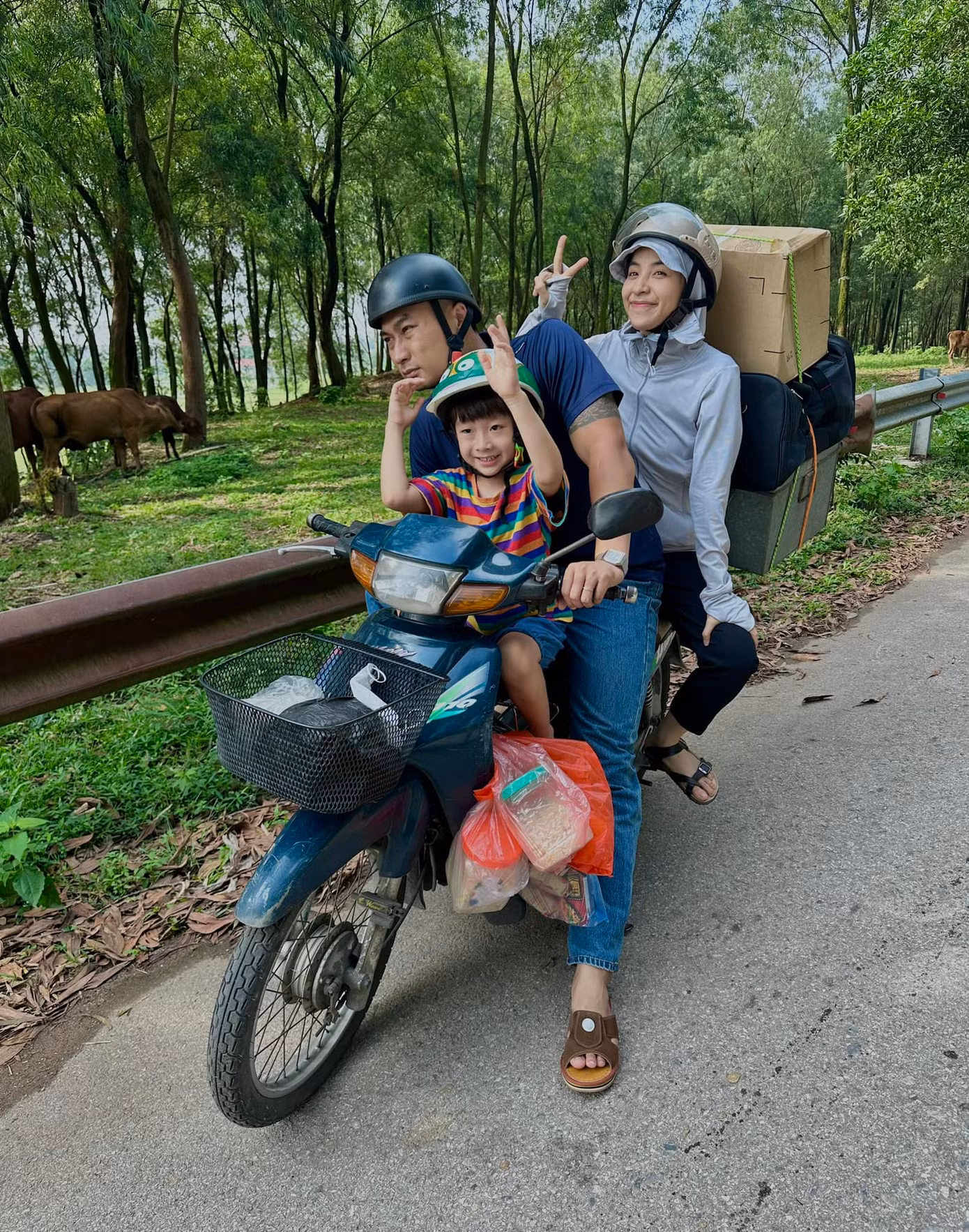 Ở môi trường công ty may, Hoài gặp nhiều rắc rối với đồng nghiệp, quản đốc. Cô bị bạn thân hiểu lầm, nhiều người tỵ nạnh, xa lánh, lan truyền tin cô cặp kè với cấp trên là Hùng (Tiến Lộc). Thậm chí, Hoài còn bị quản đốc cố tình hãm hiếp nhưng không thành.