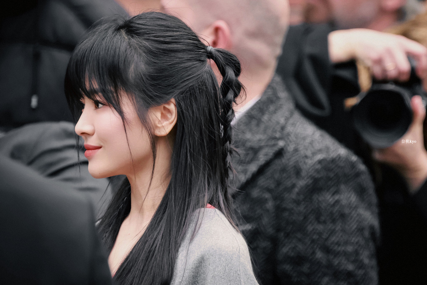 Thời gian gần đây, Song Hye Kyo tạo tiếng vang lớn khi đóng chính trong The Glory – bộ phim đề tài báo thù, khai thác nỗi đau của việc bạo lực học đường. Trong phim, diễn viên trang điểm nhạt nhòa, không ngại để lộ nếp nhăn khuôn mặt để khắc họa nỗi niềm, tâm lý nhân vật. Vì vậy, cô nhận nhiều lời chê về nhan sắc. Sau khi thoát vai, Song Hye Kyo thay đổi kiểu tóc, chăm chút bản thân. Đây được coi là lời đáp trả những lời miệt thị, chê bai ngoại hình từ antifan.