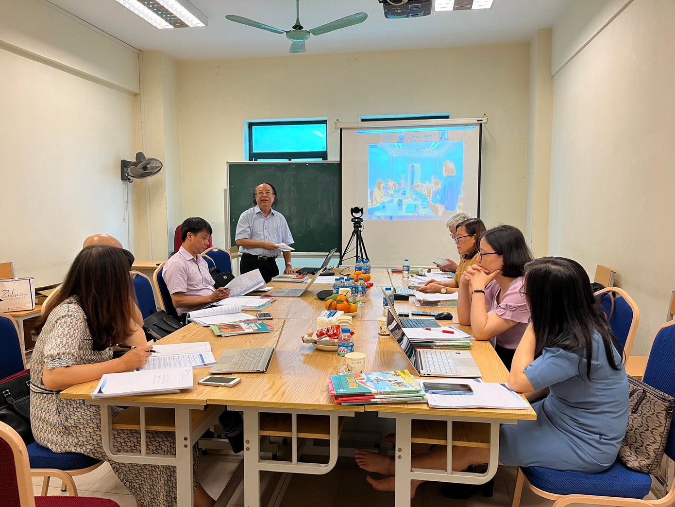 Phòng thảo luận môn Văn với PGS.TS Đỗ Ngọc Thống, nguyên Phó Vụ trưởng Vụ giáo dục Trung học (Bộ GD&ĐT), Chủ biên Chương trình GDPT 2018 môn Ngữ văn, Chủ biên SGK Ngữ văn lớp 6 – Bộ Cánh Diều. Phòng thảo luận môn Văn với PGS.TS Đỗ Ngọc Thống, nguyên Phó Vụ trưởng Vụ giáo dục Trung học (Bộ GD&ĐT), Chủ biên Chương trình GDPT 2018 môn Ngữ văn, Chủ biên SGK Ngữ văn lớp 6 – Bộ Cánh Diều.