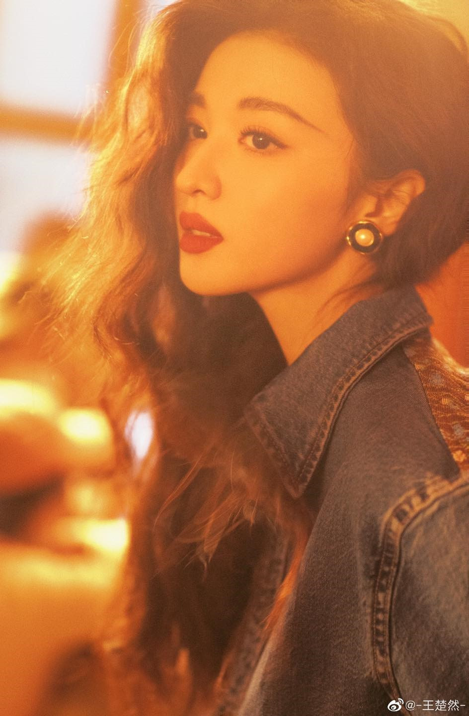 Trước những lời bàn tán, so sánh với đàn chị, Vương Sở Nhiên bày tỏ cô thần tượng Lưu Diệc Phi từ nhỏ và mỗi người đều có những đặc điểm không giống nhau. “Lưu Diệc Phi là độc nhất vô nhị, tôi cũng là độc nhất vô nhị", cô chia sẻ. Trước những lời bàn tán, so sánh với đàn chị, Vương Sở Nhiên bày tỏ cô thần tượng Lưu Diệc Phi từ nhỏ và mỗi người đều có những đặc điểm không giống nhau. “Lưu Diệc Phi là độc nhất vô nhị, tôi cũng là độc nhất vô nhị", cô chia sẻ.