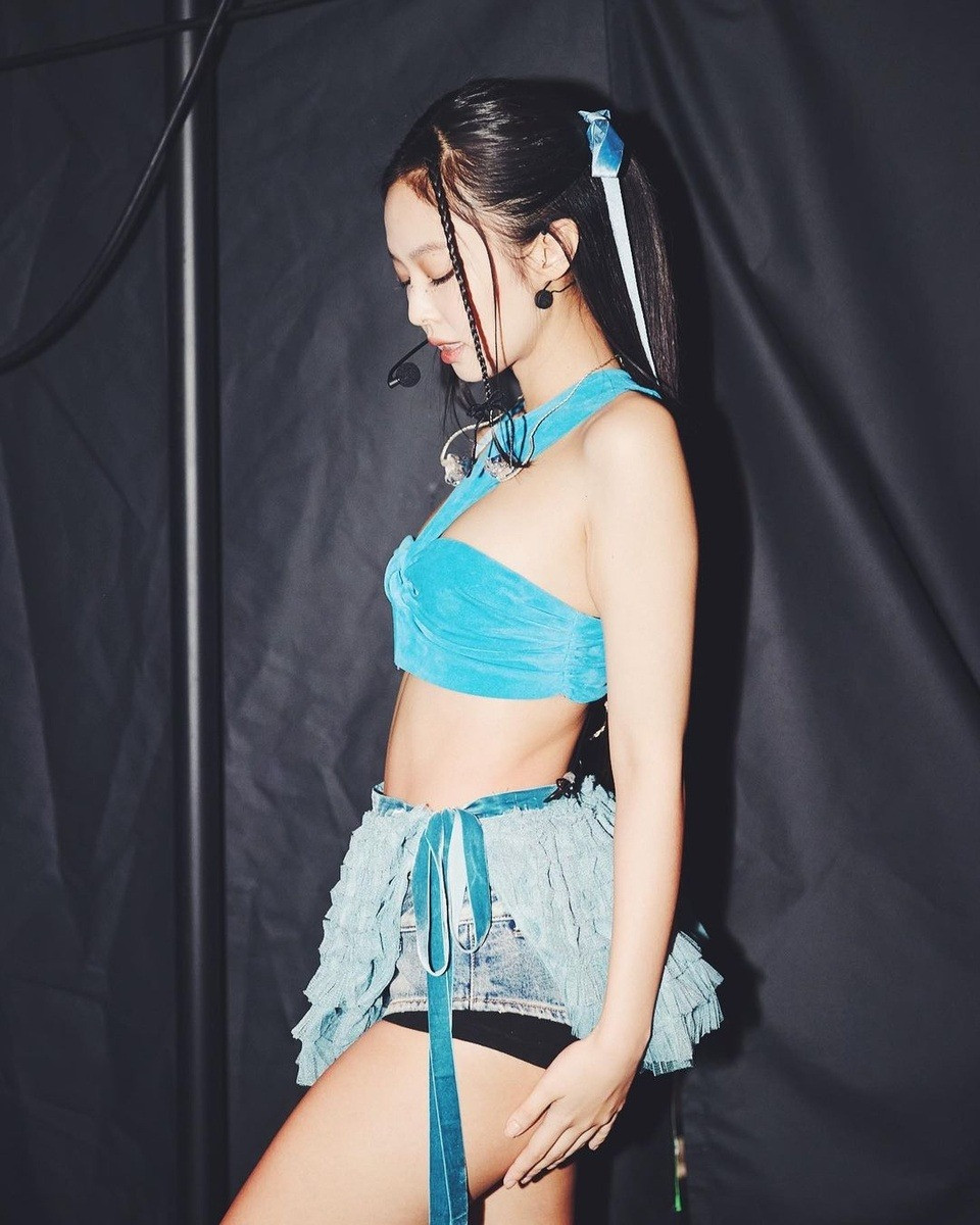 Jennie thử nghiệm với nhiều phong cách thời trang mới trong chuyến lưu diễn vòng quanh thế giới. Cô diện trang phục phóng khoáng, táo bạo khi đến với các nước phương Tây. Tại đêm nhạc tại Paris (Pháp), nữ thần tượng mặc váy ngắn, áo ngực đen đi kèm áo khoác lửng màu bạc bên ngoài. Cuối phần giao lưu, cô cởi áo ngoài, hết mình với người hâm mộ và thực hiện động tác vũ đạo nóng bỏng. Khoảnh khắc này cũng là nguyên nhân khiến rapper BlackPink nhận nhiều ý kiến trái chiều. Jennie thử nghiệm với nhiều phong cách thời trang mới trong chuyến lưu diễn vòng quanh thế giới. Cô diện trang phục phóng khoáng, táo bạo khi đến với các nước phương Tây. Tại đêm nhạc tại Paris (Pháp), nữ thần tượng mặc váy ngắn, áo ngực đen đi kèm áo khoác lửng màu bạc bên ngoài. Cuối phần giao lưu, cô cởi áo ngoài, hết mình với người hâm mộ và thực hiện động tác vũ đạo nóng bỏng. Khoảnh khắc này cũng là nguyên nhân khiến rapper BlackPink nhận nhiều ý kiến trái chiều.