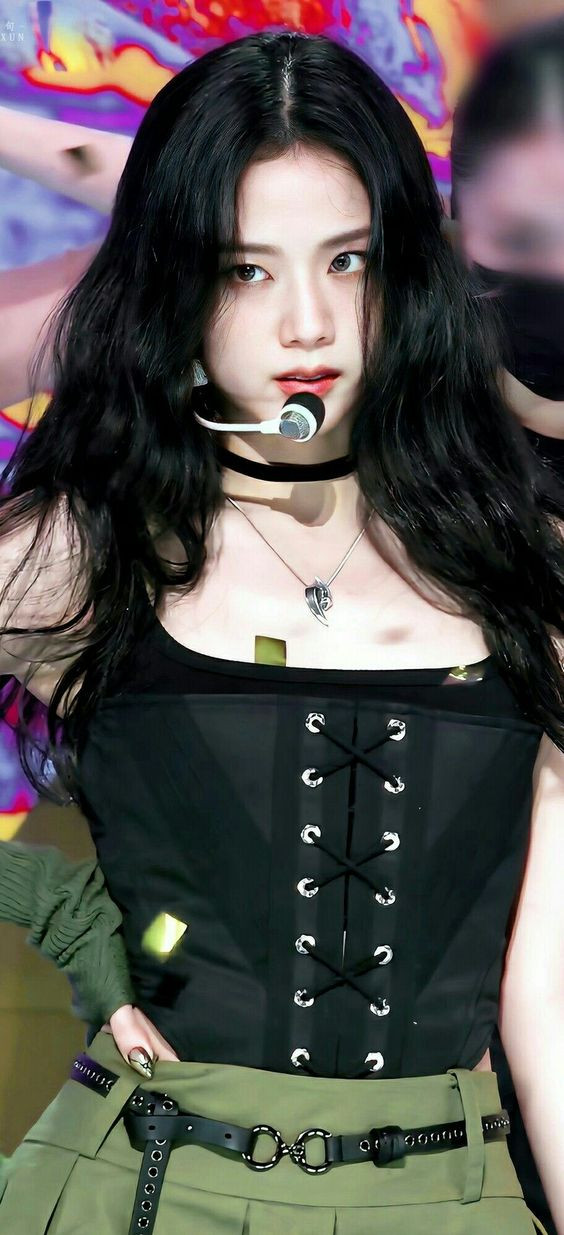 Người đẹp 28 tuổi từng vướng tin hẹn hò cầu thủ Son Heung Min. Truyền thông Hàn đưa tin cả hai có cùng lịch trình khi dự tuần lễ thời trang, cư dân mạng còn soi ra Jisoo và cầu thủ thuộc biên chế Tottenham Hotspur dùng đồ đôi nhiều lần. Tuy nhiên, công ty quản lý của nữ thần tượng đã lên tiếng phủ nhận.