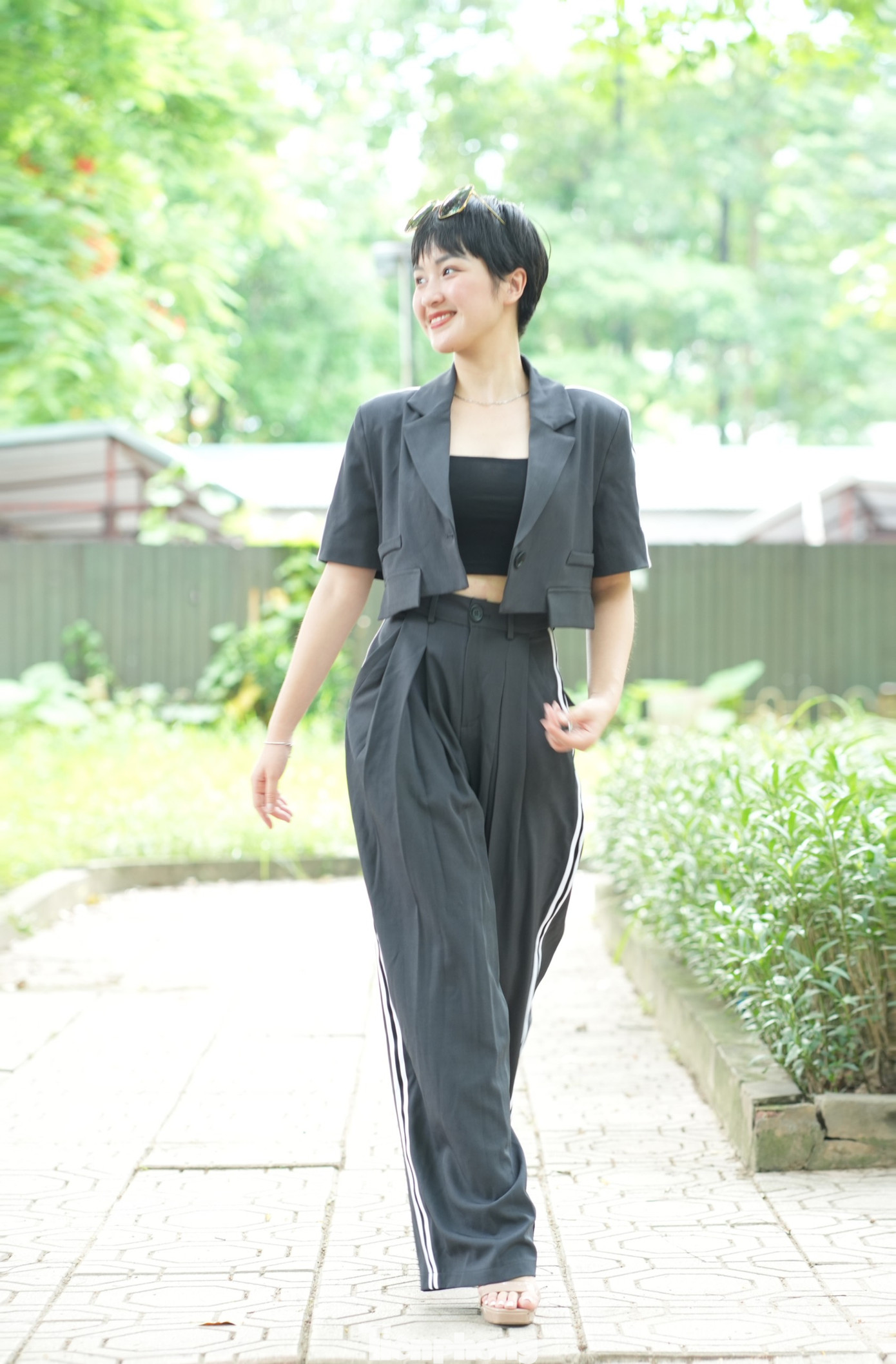 Để phù hợp với tính cách nhân vật, đạo diễn đã cho Thục Anh chấp nhận thay đổi ngoại hình đúng chuẩn tomboy khi thường xuyên mặc đồ unisex, quần thụng, áo hoodie, ít trang điểm. “Trong phim mọi người có thể thấy Lan Chi là cô gái cá tính, tomboy, nhiều tính nam nhưng ngoài đời tôi vẫn giữ nét nhí nhảnh, không bị ảnh hưởng bởi nhân vật” – Thục Anh chia sẻ. Ảnh: Trọng Quân. Để phù hợp với tính cách nhân vật, đạo diễn đã cho Thục Anh chấp nhận thay đổi ngoại hình đúng chuẩn tomboy khi thường xuyên mặc đồ unisex, quần thụng, áo hoodie, ít trang điểm. “Trong phim mọi người có thể thấy Lan Chi là cô gái cá tính, tomboy, nhiều tính nam nhưng ngoài đời tôi vẫn giữ nét nhí nhảnh, không bị ảnh hưởng bởi nhân vật” – Thục Anh chia sẻ. Ảnh: Trọng Quân.