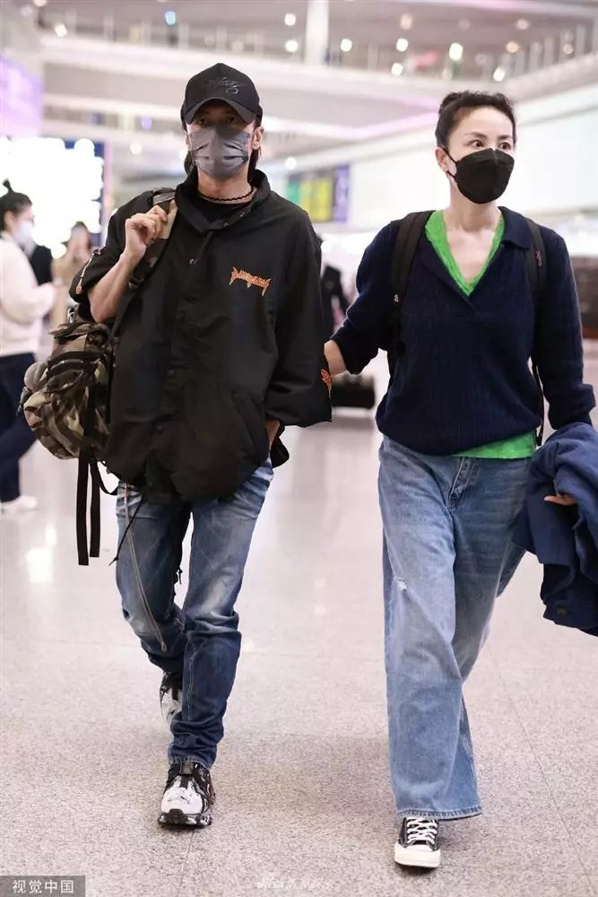 Tạ Đình Phong và Vương Phi ăn mặc đơn giản, khoác tay nhau tại sân bay. Ảnh: Sina. Tạ Đình Phong và Vương Phi ăn mặc đơn giản, khoác tay nhau tại sân bay. Ảnh: Sina.