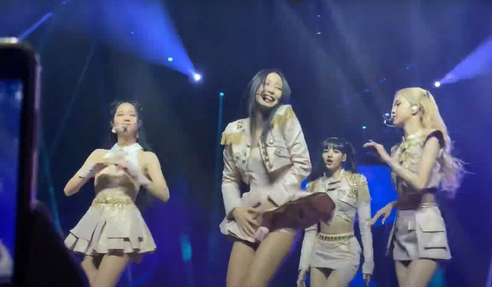 Giống Rosé, nữ thần tượng sinh năm 1996 không ít lần sự cố trang phục. Khi trình diễn ca khúc Lovesick Girl, Jennie lúng túng vì không kiểm soát được phần chân váy vì gió to, lộ quần bảo hộ bên trong. Mới đây, ở đêm diễn tại Đông Nam Á, cô lộ vẻ mặt ngượng ngùng khi phần váy bị tốc ngược lên hoàn toàn. Dù có quần bảo hộ nhưng ngắn cũn, nữ thần tượng đôi lúc vẫn hớ hênh. Giống Rosé, nữ thần tượng sinh năm 1996 không ít lần sự cố trang phục. Khi trình diễn ca khúc Lovesick Girl, Jennie lúng túng vì không kiểm soát được phần chân váy vì gió to, lộ quần bảo hộ bên trong. Mới đây, ở đêm diễn tại Đông Nam Á, cô lộ vẻ mặt ngượng ngùng khi phần váy bị tốc ngược lên hoàn toàn. Dù có quần bảo hộ nhưng ngắn cũn, nữ thần tượng đôi lúc vẫn hớ hênh.