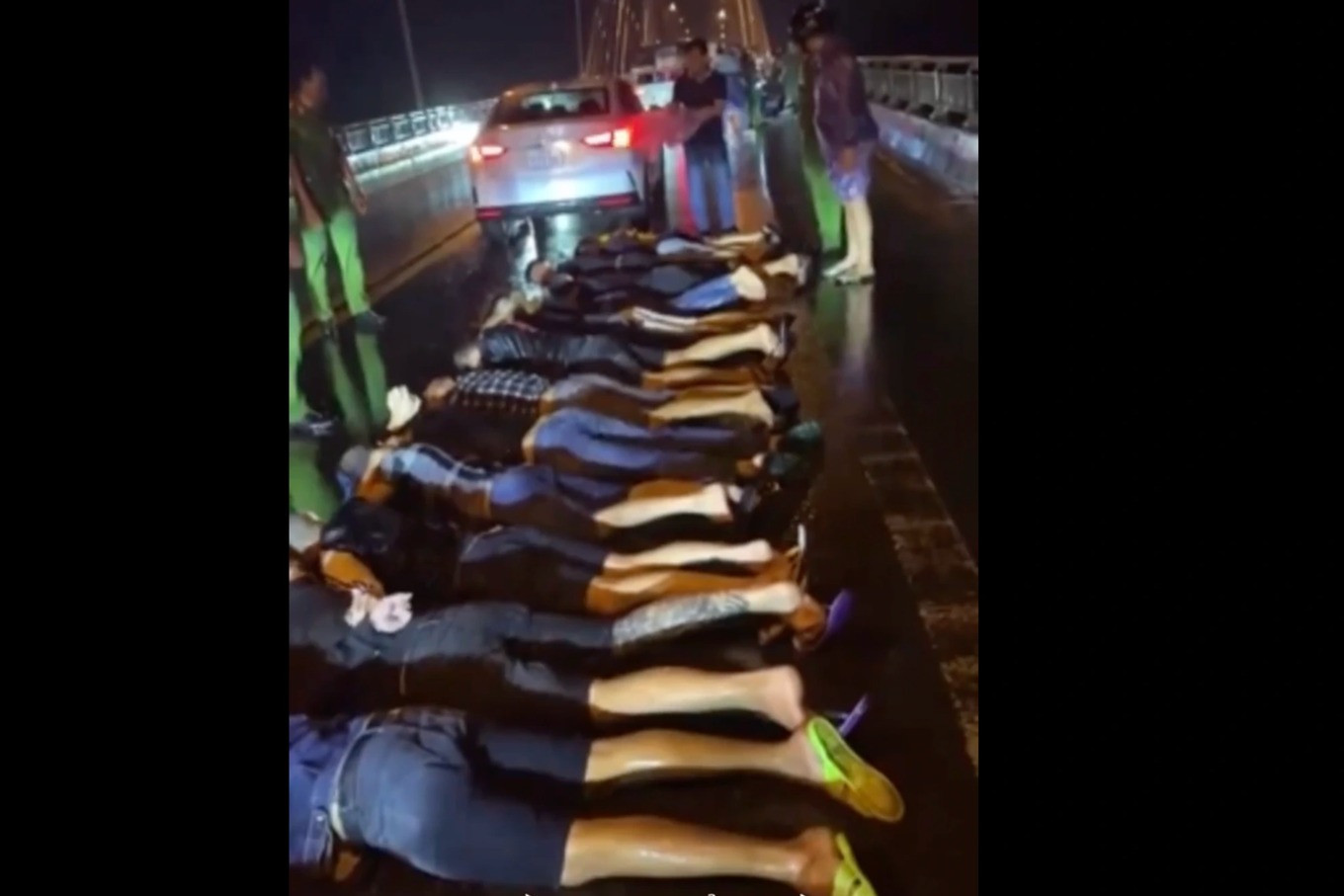 Nhóm đối tượng bị bắt giữ cư trú trên địa bàn các tỉnh Bến Tre, Vĩnh Long, Hậu Giang. Họ đi trên 6 xe ô tô loại 4 chỗ ngồi và 7 chỗ, hướng từ Bến Tre sang Tiền Giang (Ảnh: Đức Thịnh).