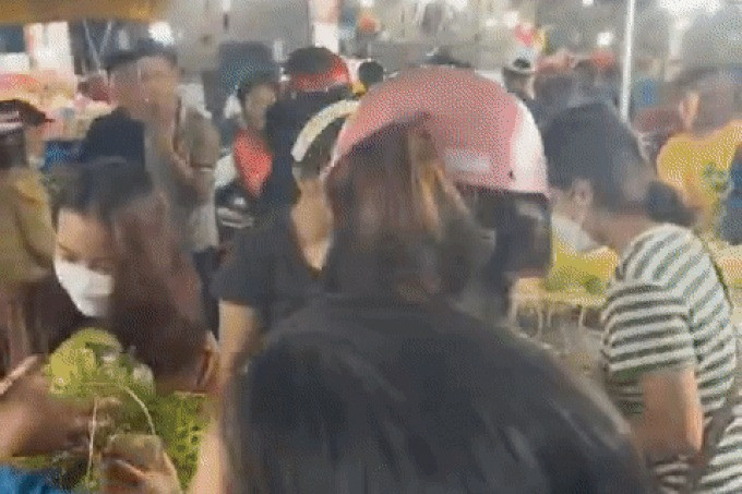 Người dân tranh nhau mua mãng cầu ở chợ đầu mối (Ảnh cắt từ clip: K.C.N.). Người dân tranh nhau mua mãng cầu ở chợ đầu mối (Ảnh cắt từ clip: K.C.N.).
