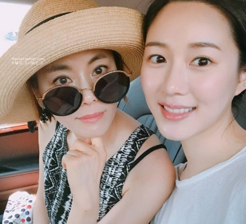 Kyeon Mi Ri và con gái thứ hai Lee Da In - vợ sắp cưới của Lee Seung Gi. Kyeon Mi Ri và con gái thứ hai Lee Da In - vợ sắp cưới của Lee Seung Gi.