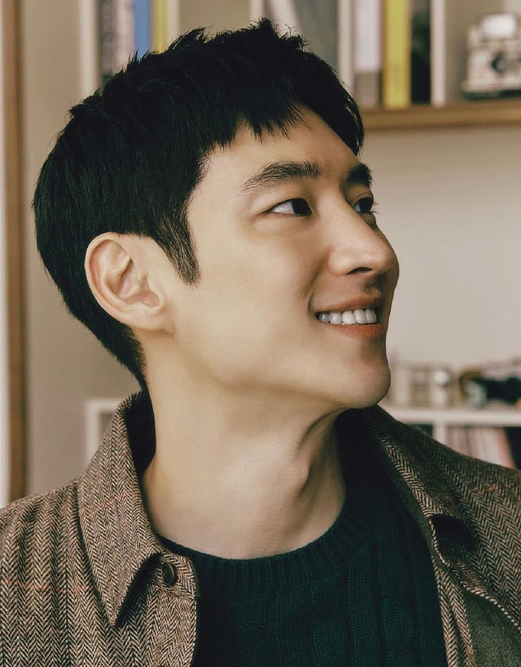 Bắt đầu nghiệp diễn xuất năm 2006, tài tử mát tay trong việc chọn kịch bản. Anh bỏ túi cho mình nhiều tác phẩm hay từ điện ảnh cho tới truyền hình như vai Shin Il Young trong The Front Line (2011), vai Ki Tae trong Bleak Night (2011), thái tử Sado phim Secret Door (2014)… Hầu hết tác phẩm của anh đều truyền tải thông điệp, nhận thức sâu sắc về các vấn đề xã hội. Thực lực của tài tử được công nhận khi anh đoạt giải nam diễn viên mới xuất sắc nhất tại Daejong Film Awards 2011, KOFRA Film Awards Ceremony 2011, Blue Dragon Film Awards 2011.