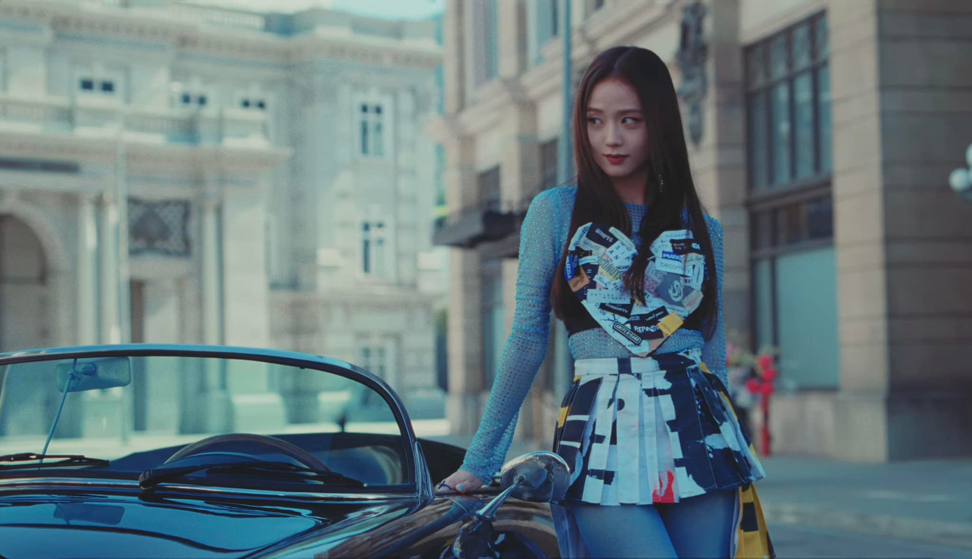 Jisoo thay 10 bộ trang phục trong MV từ các nhà mốt cao cấp.