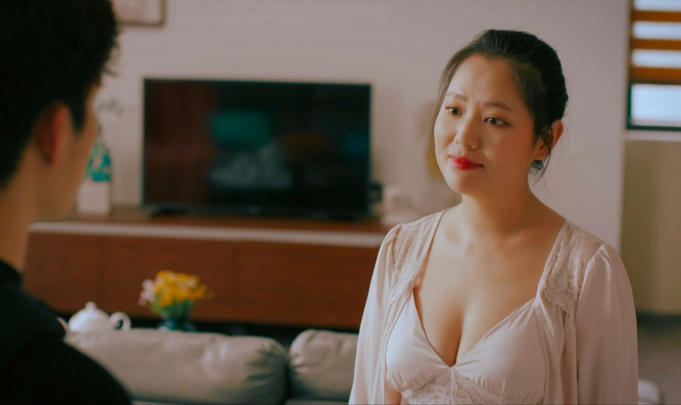 Nữ diễn viên trao đổi kỹ với Đình Tú trước mỗi cảnh quay. Nữ diễn viên trao đổi kỹ với Đình Tú trước mỗi cảnh quay.