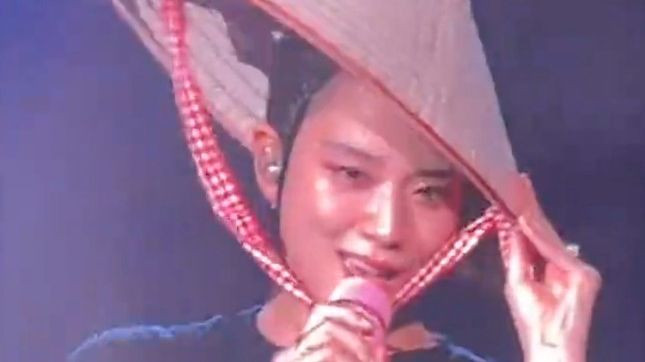 BlackPink đội nón lá được trang trí riêng - đây là món quà do hội fan BlackPink tại Việt Nam gửi tặng. BlackPink đội nón lá được trang trí riêng - đây là món quà do hội fan BlackPink tại Việt Nam gửi tặng.