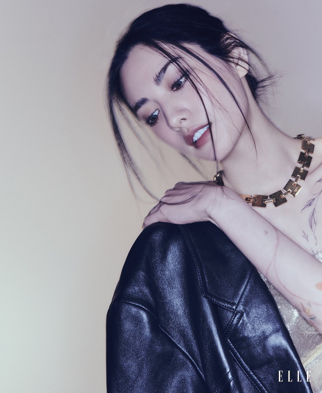 “Đây là những mẫu xăm tôi muốn có từ lâu. Trong tương lai, nếu có cơ hội, tôi muốn chia sẻ điều này với người hâm mộ vì sao tôi chọn chúng. Nhưng tôi không chắc liệu ngày đó có đến không nữa”, nữ thần tượng bộc bạch.