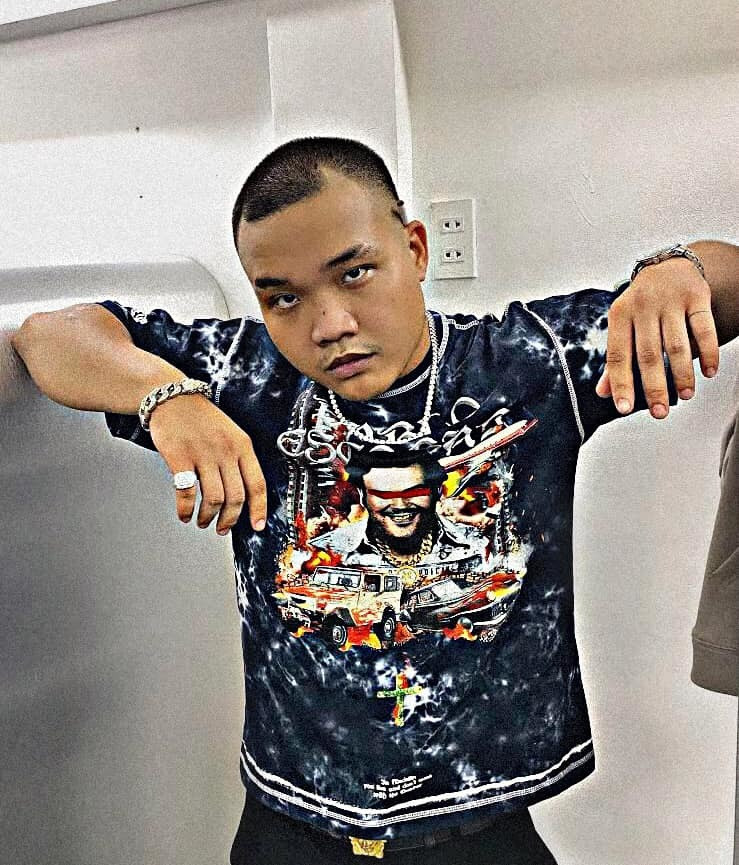 Seachains (áo trắng), GDucky và Blacka (áo đen) là những quán quân, á quân Rap Việt. Seachains (áo trắng), GDucky và Blacka (áo đen) là những quán quân, á quân Rap Việt.