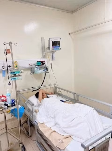 Mai Phương Thúy được đưa đi cấp cứu trong đêm vì suy nhược cơ thể.