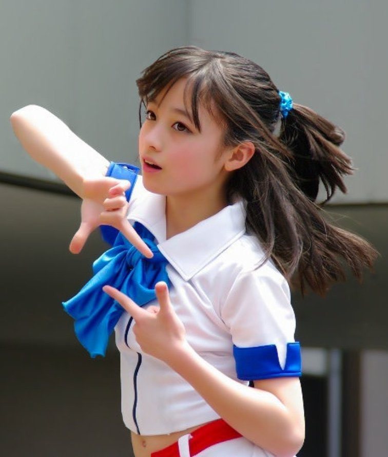 Mỹ nhân sinh năm 1999 gia nhập làng giải trí từ nhỏ và nhanh chóng trở thành cái tên hot trên mạng xã hội chỉ nhờ một tấm hình trình diễn. Tên tuổi cô thành từ khóa tìm kiếm nổi bật trên Internet, đến mức website công ty quản lý của Kanna bị tắc nghẽn vì lượng truy cập tăng đột biến. Thời điểm này, Kanna mới bước sang tuổi 14.