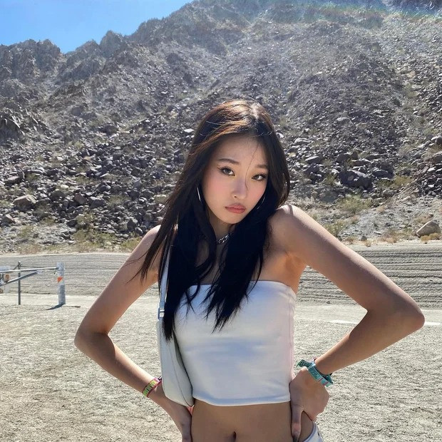 Mọi thông tin về Moon Seo Yoon lập tức được cư dân mạng tìm kiếm trên mạng xã hội. Theo báo chí Hàn, Shinsegae của Hàn Quốc trực thuộc tập đoàn Samsung, sau đó được tách ra vào thập niên 1990, do bà Myung Hee quản lý. Bà là con gái của người sáng lập tập đoàn Samsung - Lee Byung Chul và là em gái của Chủ tịch Samsung Electronics - Lee Kun Hee. Đồng thời, mẹ của Moon Seo Yoon đang giữ chức phó chủ tịch tại đây.