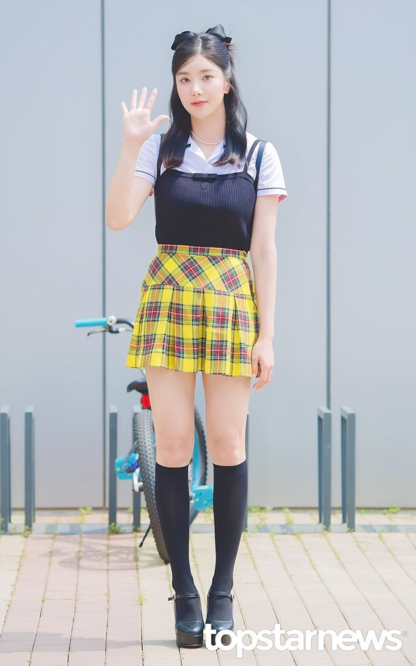 Giữa các chương trình tạp kỹ và diễn xuất, Kwon Eun Bi chọn chương trình tạp kỹ, nhưng có nhiều niềm vui khi có cơ hội diễn xuất trong video âm nhạc. Cô giải thích: “Tôi có thể diễn xuất một cách tự nhiên và thoải mái vì diễn xuất được thể hiện qua biểu cảm và chuyển động chứ không phải lời nói”. Kwon Eun Bi bộc bạch thêm: “Thành thật mà nói, các chương trình tạp kỹ khó và diễn xuất cũng vậy. Tôi không tự tin lắm khi diễn xuất. Khi tôi trao đổi lời thoại với ai đó, tôi cảm thấy lo lắng nên nhiều cảm xúc của tôi biến mất. Đó là lý do tôi nghĩ diễn xuất có chút khó khăn”.