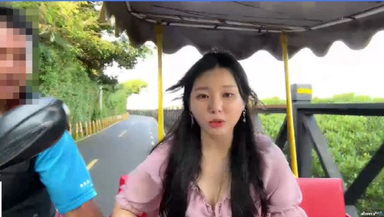 Nữ YouTuber bị quấy rối khi đang livestream. Ảnh: CMH. Nữ YouTuber bị quấy rối khi đang livestream. Ảnh: CMH.