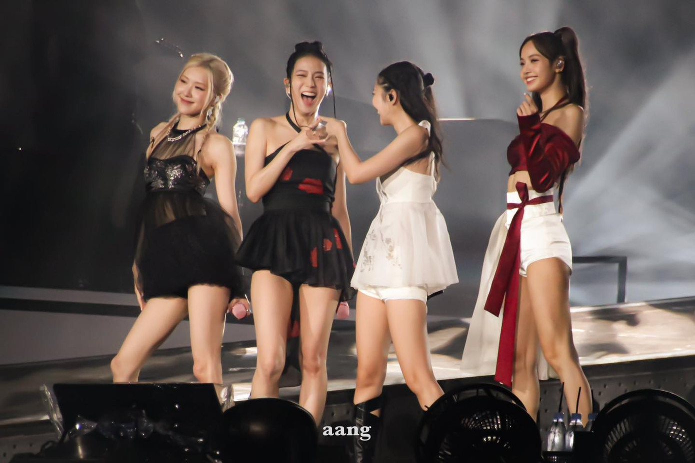 Các thành viên BlackPink cũng đã chia sẻ nhiều hình ảnh và lời tâm sự, cảm ơn đến người hâm mộ luôn sát cánh, đồng hành cùng nhóm.