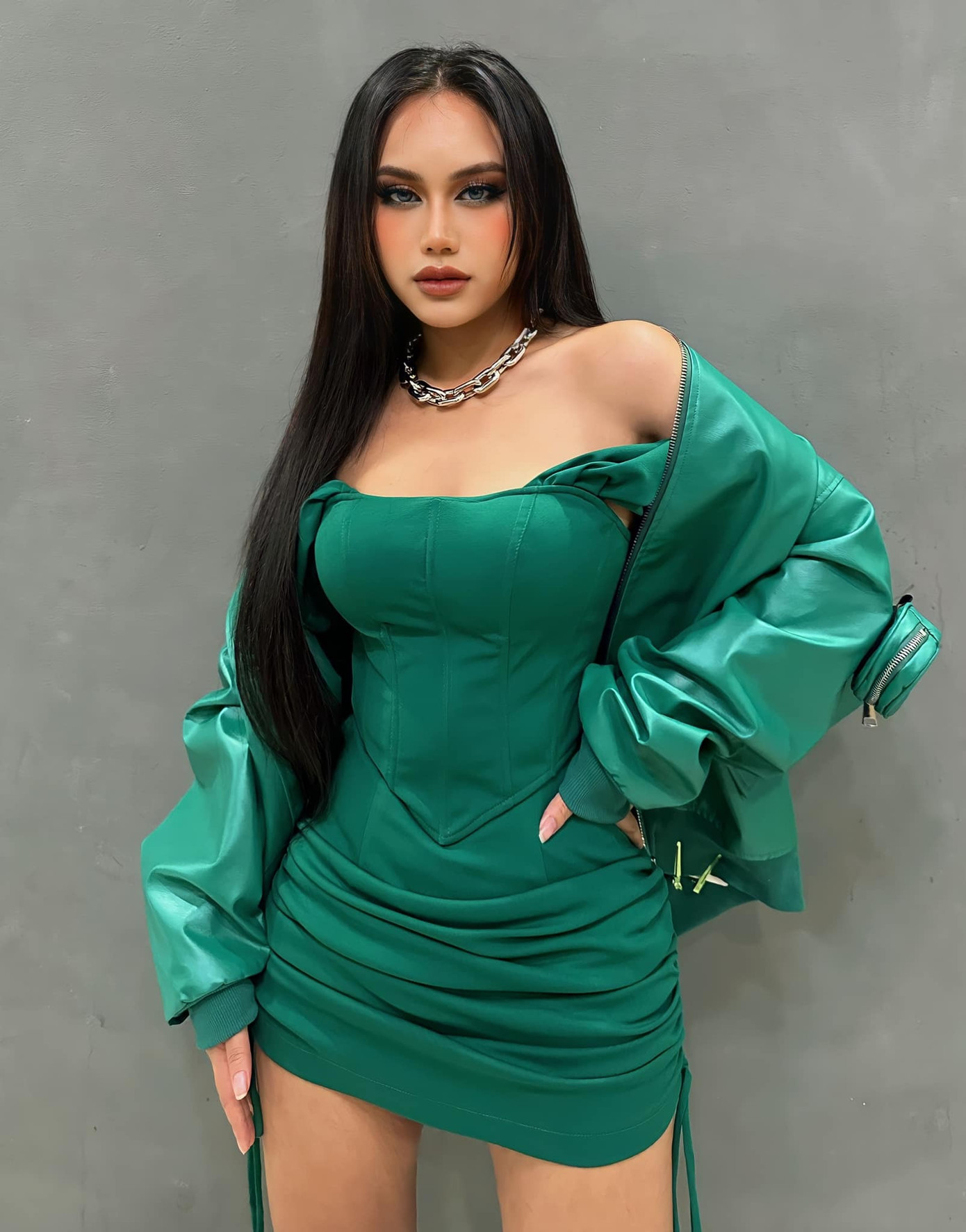 Câu chuyện ca sĩ Sofia bị body shaming (miệt thị ngoại hình - PV) đang được khán giả chú ý. Cụ thể, nữ ca sĩ cho biết cô đã khóc trong show diễn tại Hà Nội tối 25/3 sau khi nghe lời lẽ không hay từ khán giả nói về mình. Sofia nói cô đã kết thúc phần trình diễn sớm hơn dự kiến và bật khóc sau cánh gà. "Nếu lời nói bodyshaming người khác có thể khiến bạn vui hơn thì cứ nói đi. Chưa bao giờ đi hát mà gặp phải chuyện như vậy. Buồn....!", ca sĩ viết trên trang cá nhân. Chia sẻ với Tiền Phong, ca sĩ nói cô không muốn nhắc đến vì bản thân còn đang tổn thương. Câu chuyện ca sĩ Sofia bị body shaming (miệt thị ngoại hình - PV) đang được khán giả chú ý. Cụ thể, nữ ca sĩ cho biết cô đã khóc trong show diễn tại Hà Nội tối 25/3 sau khi nghe lời lẽ không hay từ khán giả nói về mình. Sofia nói cô đã kết thúc phần trình diễn sớm hơn dự kiến và bật khóc sau cánh gà. "Nếu lời nói bodyshaming người khác có thể khiến bạn vui hơn thì cứ nói đi. Chưa bao giờ đi hát mà gặp phải chuyện như vậy. Buồn....!", ca sĩ viết trên trang cá nhân. Chia sẻ với Tiền Phong, ca sĩ nói cô không muốn nhắc đến vì bản thân còn đang tổn thương.