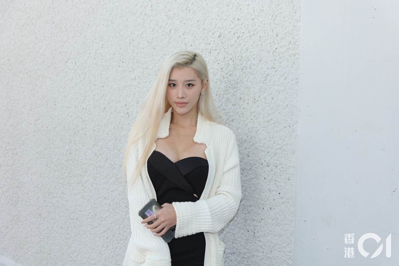 Juliana (22 tuổi) là thí sinh nổi bật nhờ vẻ khác lạ tại Hoa hậu Hong Kong (Trung Quốc) 2023. Ngày 25/6, HK01 đưa tin ban tổ chức đã hoàn thành vòng phỏng vấn thứ ba của 26 thí sinh. Juliana vẫn giữ mái tóc bạch kim bắt mắt ngay từ vòng sơ khảo. Juliana (22 tuổi) là thí sinh nổi bật nhờ vẻ khác lạ tại Hoa hậu Hong Kong (Trung Quốc) 2023. Ngày 25/6, HK01 đưa tin ban tổ chức đã hoàn thành vòng phỏng vấn thứ ba của 26 thí sinh. Juliana vẫn giữ mái tóc bạch kim bắt mắt ngay từ vòng sơ khảo.