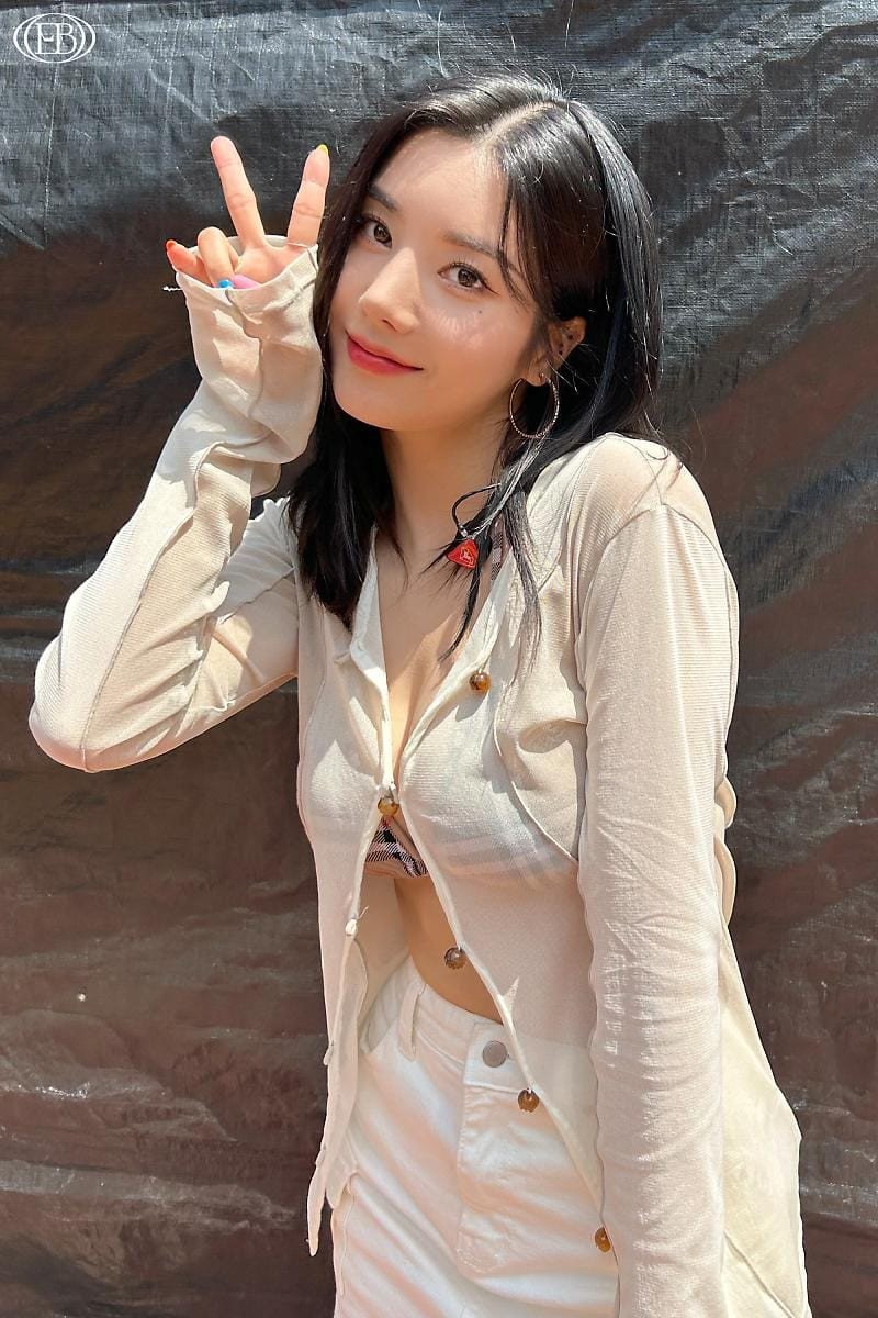 “Tôi không bao giờ mong đợi nhận được phản ứng tuyệt vời như vậy. Mọi người gọi điện và nhắn tin cho tôi, lượt xem trên các fancam cận cảnh của tôi tăng lên và Underwater dần dần leo lên các bảng xếp hạng. Tôi đã suy nghĩ nhiều về cách có thể giao tiếp với khán giả và khiến họ hào hứng hơn vì đây là lễ hội dành cho công chúng” – Kwon Eun Bi cho hay.