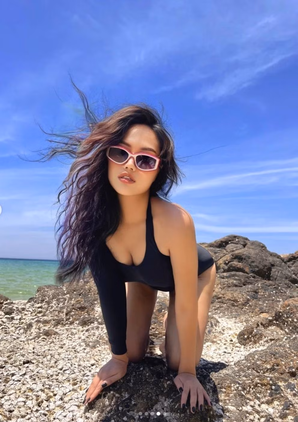 Cô không ngần ngại chia sẻ những bức ảnh gợi cảm với áo tắm trên mạng xã hội.