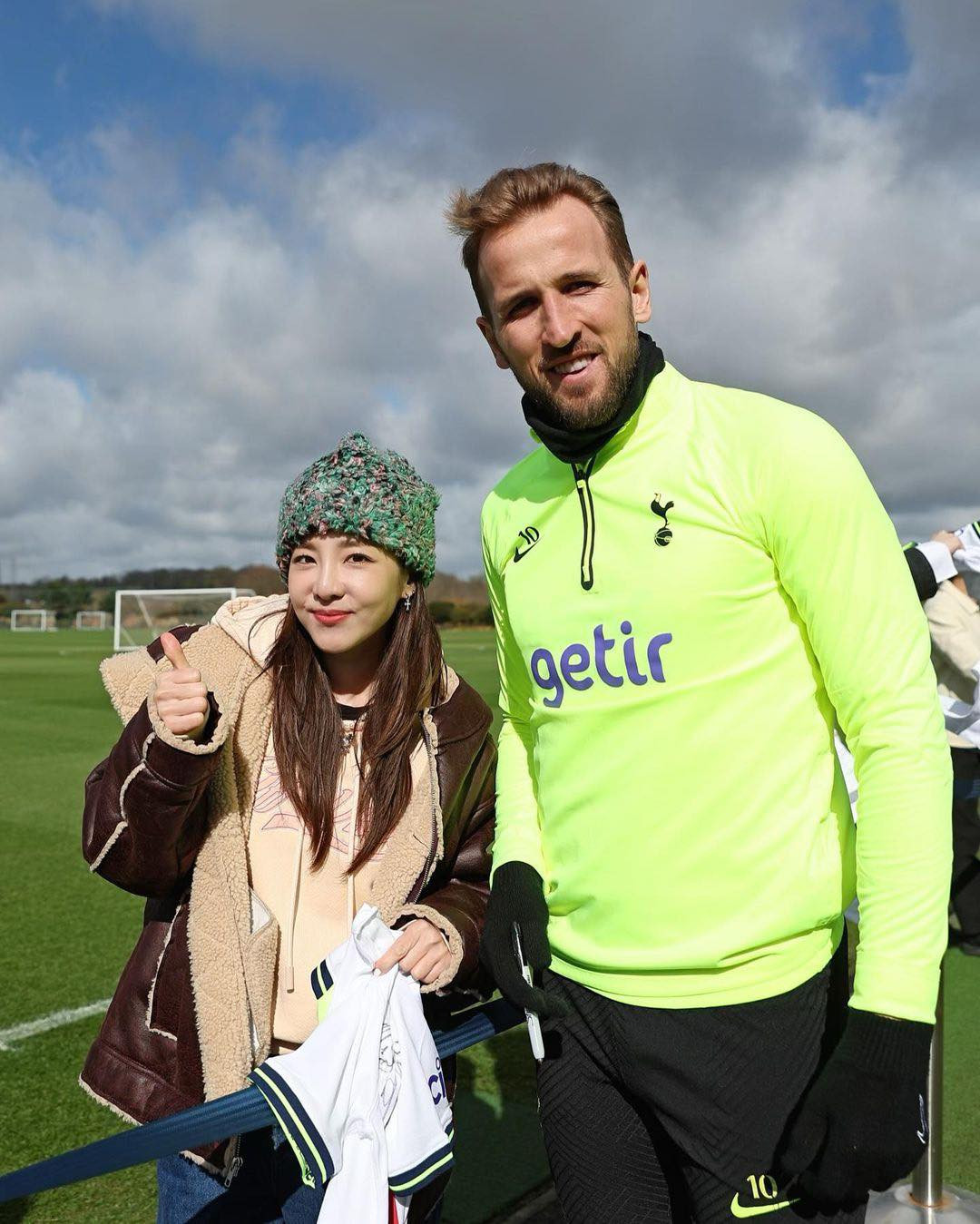 Dara chụp ảnh cùng các cầu thủ Tottenham Hotspur. Ảnh: IG.