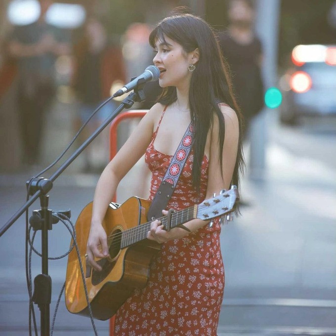 Shirina thường đàn và hát ở những nơi cô đi qua. Ảnh: NVCC Shirina thường đàn và hát ở những nơi cô đi qua. Ảnh: NVCC