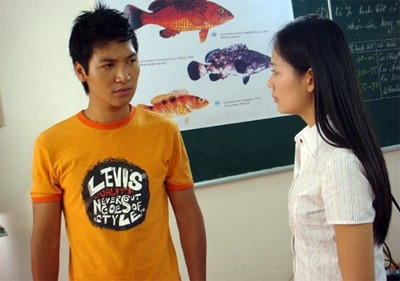 Thu Hiền và Mạnh Trường đóng cặp trong Những cánh hoa bay (2008). Thu Hiền và Mạnh Trường đóng cặp trong Những cánh hoa bay (2008).