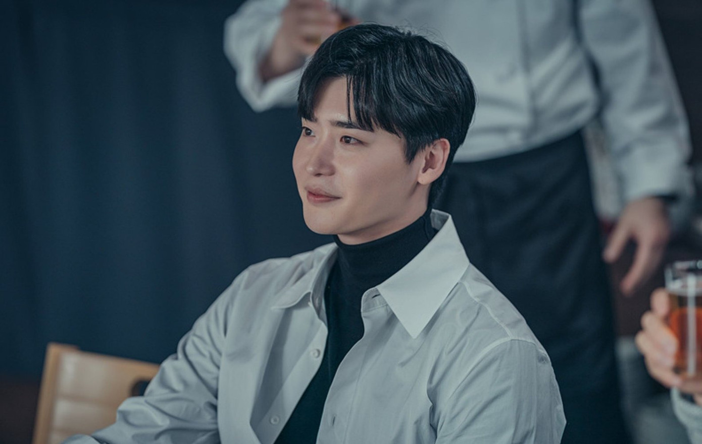 Trước khi ra mắt với vai trò diễn viên, Lee Jong Suk là người mẫu. Vai diễn đánh dấu bước chuyển mình trên con đường diễn xuất của tài tử là vai phụ trong phim Khu vườn bí mật. Nhờ thành công của School 2013, Lee Jong Suk thu về lượng người hâm mộ đông đảo. Sự nổi tiếng của diễn viên tăng vọt khi đóng Pinocchio cùng Park Shin Hye. Ngôi sao 33 tuổi được đánh giá là diễn viên chọn kịch bản “mát tay” bởi các bộ phim anh tham gia đều có rating cao, độ thảo luận tốt, điển hình như Hai thế giới, Khi nàng say giấc, Romance Is a Bonus Playbook, Big Mouth…