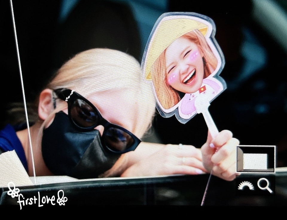 Trong các hội nhóm fan BlackPink, những tấm thẻ bo góc được rao với giá 500.000 đồng/2 chiếc, 300.000 đồng/chiếc nếu mua lẻ, một set đầy đủ giá 1,2- 1,5 triệu đồng. Giá có thể nâng lên từng thời điểm, tùy nhu cầu người mua. Bên cạnh đó, mũ, khăn, vòng tay cũng được rao bán với giá từ 200.000 đồng đến 450.000 đồng. Trong các hội nhóm fan BlackPink, những tấm thẻ bo góc được rao với giá 500.000 đồng/2 chiếc, 300.000 đồng/chiếc nếu mua lẻ, một set đầy đủ giá 1,2- 1,5 triệu đồng. Giá có thể nâng lên từng thời điểm, tùy nhu cầu người mua. Bên cạnh đó, mũ, khăn, vòng tay cũng được rao bán với giá từ 200.000 đồng đến 450.000 đồng.