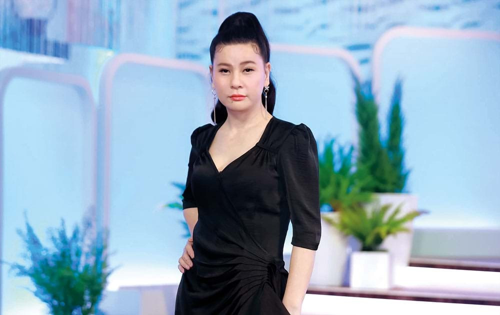 “Khi lên TPHCM học, tôi phải tự bươn chải, cũng vừa học vừa theo bạn bè trong trường đi làm, ai kêu gì làm nấy, cốt sao có tiền trang trải cuộc sống nên phải bỏ nhiều giờ học, bị nhà trường cho nghỉ. Nhưng tôi không muốn về quê hay tìm công việc gì khác, cứ đau đáu một ước mơ được theo nghề diễn mà tôi có cảm giác như yêu nó hơn chính bản thân mình”, diễn viên kể. Mất 7 năm sau, khi vai diễn Út Đẹt trong vở Yêu thầy (sân khấu 5B) của cô ra mắt, cái tên Cát Phượng mới được nhiều người biết đến. “Khi lên TPHCM học, tôi phải tự bươn chải, cũng vừa học vừa theo bạn bè trong trường đi làm, ai kêu gì làm nấy, cốt sao có tiền trang trải cuộc sống nên phải bỏ nhiều giờ học, bị nhà trường cho nghỉ. Nhưng tôi không muốn về quê hay tìm công việc gì khác, cứ đau đáu một ước mơ được theo nghề diễn mà tôi có cảm giác như yêu nó hơn chính bản thân mình”, diễn viên kể. Mất 7 năm sau, khi vai diễn Út Đẹt trong vở Yêu thầy (sân khấu 5B) của cô ra mắt, cái tên Cát Phượng mới được nhiều người biết đến.