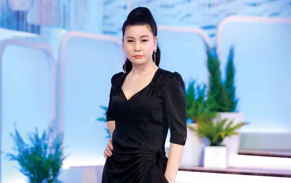 “Khi lên TPHCM học, tôi phải tự bươn chải, cũng vừa học vừa theo bạn bè trong trường đi làm, ai kêu gì làm nấy, cốt sao có tiền trang trải cuộc sống nên phải bỏ nhiều giờ học, bị nhà trường cho nghỉ. Nhưng tôi không muốn về quê hay tìm công việc gì khác, cứ đau đáu một ước mơ được theo nghề diễn mà tôi có cảm giác như yêu nó hơn chính bản thân mình”, diễn viên kể. Mất 7 năm sau, khi vai diễn Út Đẹt trong vở Yêu thầy (sân khấu 5B) của cô ra mắt, cái tên Cát Phượng mới được nhiều người biết đến.