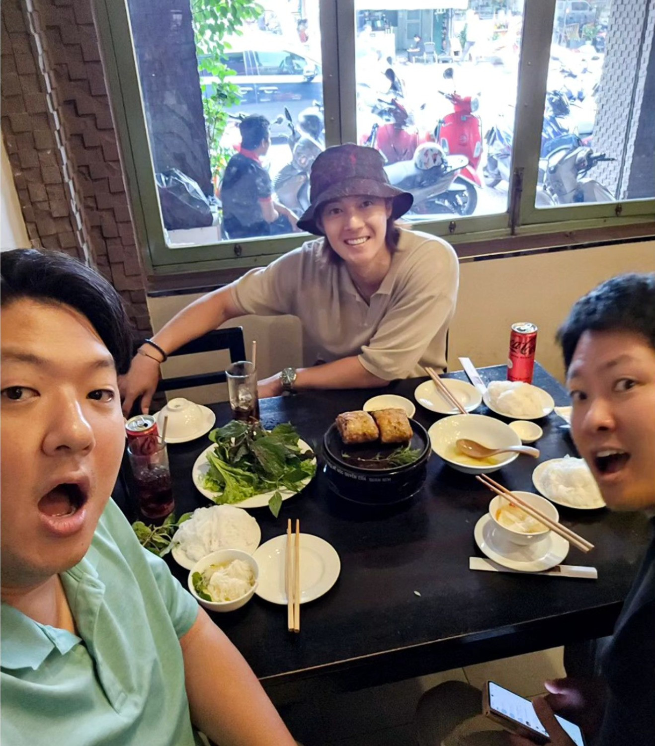 Nam diễn viên cho biết đây là chuyến đi nước ngoài một mình lần đầu của anh và có sự giúp đỡ của bạn bè tại Việt Nam. “Những nhà hàng này mọi người nhất định phải đi, bạn sẽ không hối tiếc đâu. Tôi muốn biểu diễn ở Việt Nam và cố gắng để biến ước mơ thành hiện thực. Thật vui khi nhiều người Việt Nam tốt bụng nhận ra tôi và chào đón tôi trên đường đi. Các bạn fan Việt Nam đã hướng dẫn và chào đón tôi nhiệt tình” – Kim Hyun Joong chia sẻ.